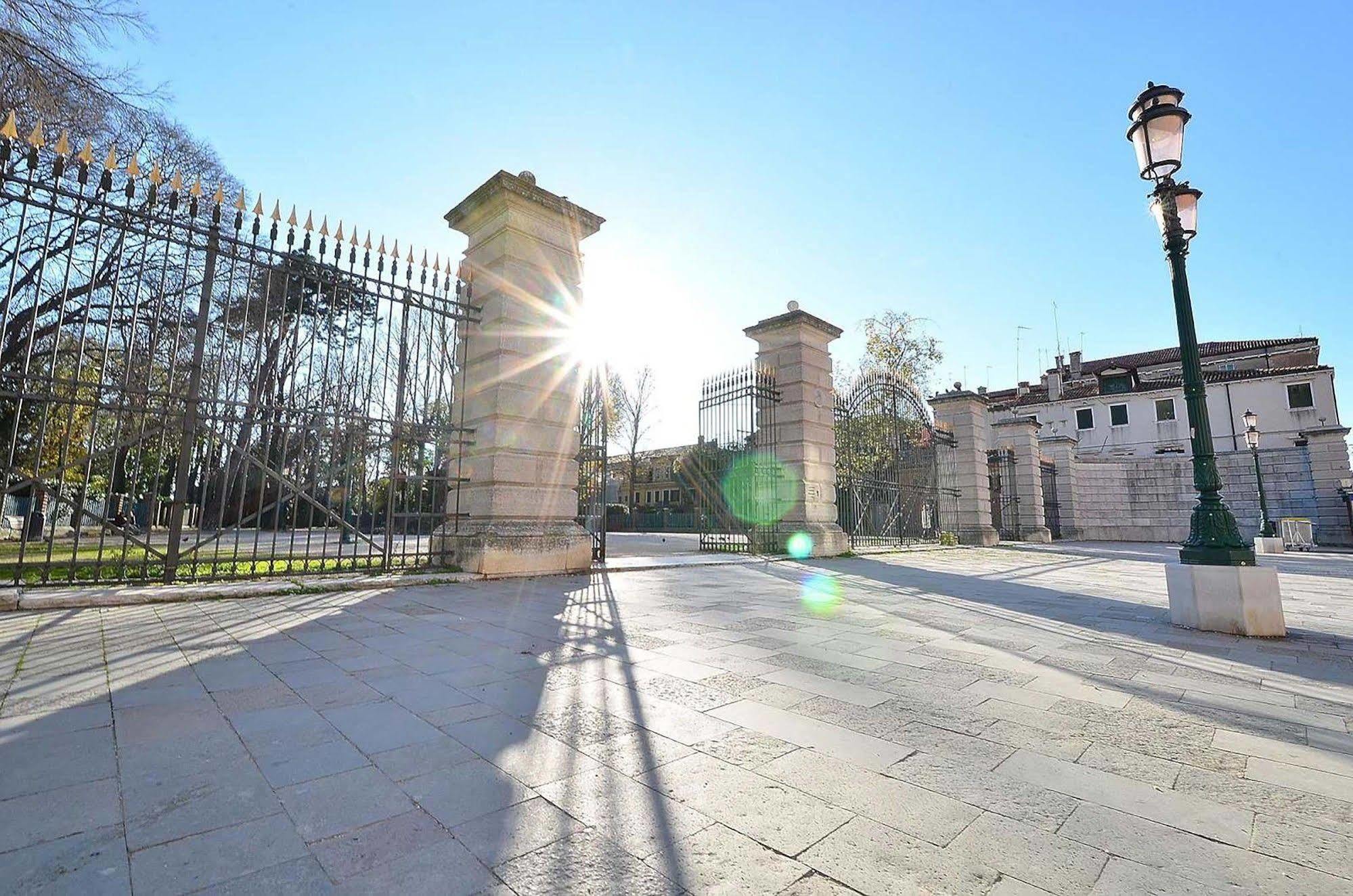 Dandolo-Terrace Apartment Venesia Bagian luar foto